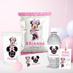 Puede incluir: Un conjunto de art&iacute;culos para fiestas con el tema de Minnie Mouse. Incluye una bolsa, una bolsa, un envoltorio de barra de caramelo, una botella de agua y una etiqueta. Los art&iacute;culos son blancos y rosas, con gr&aacute;ficos de Minnie Mouse y el nombre "Brianna".