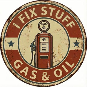 Pode incluir: Uma placa redonda de metal enferrujado com o texto "I FIX STUFF GAS & OIL". Apresenta um gráfico de bomba de gasolina vintage em vermelho e branco, com detalhes de estrelas azuis. A placa tem uma aparência desgastada e envelhecida.