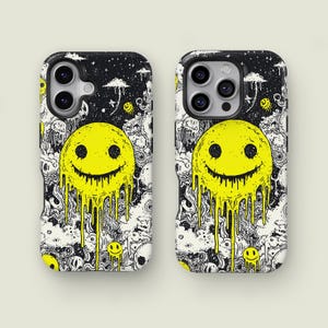 Puede incluir: Dos fundas negras para teléfono con un diseño repetitivo. Cada funda presenta una gran cara sonriente amarilla con detalles goteantes. El fondo es un patrón en blanco y negro con caras sonrientes adicionales y formas de nubes.
