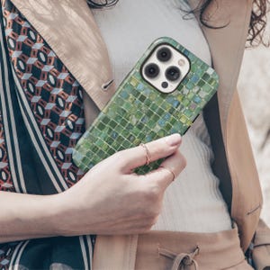 Peut inclure: Une tasse en céramique blanche avec une anse noire et l'inscription "But First, Coffee" en gras noir. La tasse est posée sur un fond flou, suggérant un cadre chaleureux.