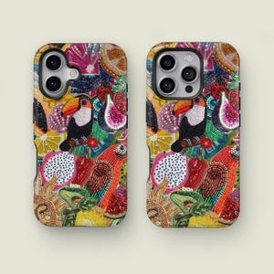 Op de afbeelding: Twee telefoonhoesjes met een levendig, geborduurd ontwerp. Elke hoes heeft een toekan, drakenfruit en andere tropische vruchten. De hoesjes hebben een kleurrijke, getextureerde uitstraling met een mix van rood, groen en geel.