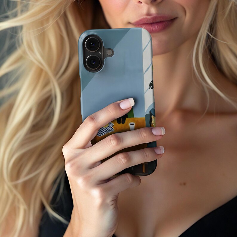 以下が含まれることがあります： カラフルなイラストが描かれたスマートフォンケース。青、黄、緑の要素で構成されたデザインで、テーブル、カップ、抽象的な形が含まれています。ケースは人の手に持たれています。