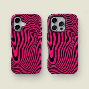 Puede incluir: Dos fundas para teléfono con un vibrante patrón de ondas rosas y negras. Las fundas tienen un acabado brillante y están diseñadas para adaptarse a un teléfono inteligente. El diseño presenta un patrón repetitivo de líneas curvas.