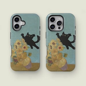 Puede incluir: Dos fundas para teléfono con un diseño que presenta una silueta de gato negro y un jarrón de girasoles, inspirado en la obra de arte de Van Gogh. El fondo es de color verde azulado claro, y el jarrón es de color marrón claro.