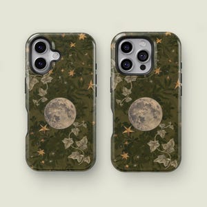 Könnte beinhalten: Zwei Handyhüllen mit dunkelgrünem Hintergrund und einem Himmelsdesign. Das Design umfasst einen Vollmond, goldene Sterne und Efeu. Die Hüllen haben eine glänzende Oberfläche und sind für Smartphones konzipiert.