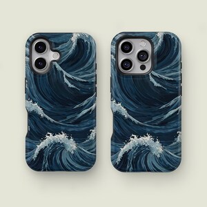 Peut inclure: Deux coques de téléphone avec un motif répété de vagues océaniques dans des tons de bleu et de blanc. Les coques ont un bord foncé et des découpes pour l'appareil photo et les boutons. Le motif des vagues est une représentation stylisée de la mer.