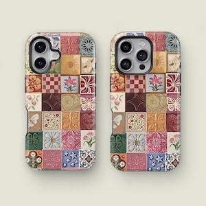 Puede incluir: Dos fundas para teléfono con un diseño de patchwork colorido. Cada funda presenta un mosaico de cuadrados con patrones florales, geométricos y de mariposas en tonos de rosa, azul, verde y marrón.