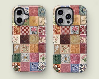 Könnte beinhalten: Zwei Handyhüllen mit einem farbenfrohen Patchwork-Design. Jede Hülle zeigt ein Mosaik aus Quadraten mit floralen, geometrischen und Schmetterlingsmustern in Rosa-, Blau-, Grün- und Brauntönen.