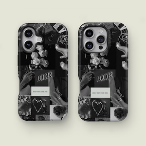 Puede incluir: Funda de teléfono en blanco y negro con un diseño de collage. El diseño incluye la palabra "DIOR", una pantalla de luz en forma de corazón y el texto "HOLY SHIT. SHE DID."