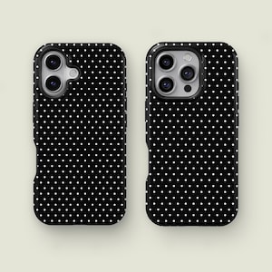 Puede incluir: Dos fundas negras para teléfono con un patrón de lunares blancos. Las fundas tienen un acabado brillante y están diseñadas para adaptarse a un teléfono inteligente. Las fundas tienen recortes para la cámara y los botones.