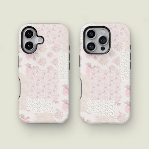 Puede incluir: Dos fundas para teléfono con un diseño de patchwork. Las fundas presentan una mezcla de estampados florales en tonos rosa, blanco y beige. Cada funda tiene un recorte para la cámara y botones laterales negros.