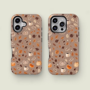 Op de afbeelding: Twee telefoonhoesjes met een herfstthema. De hoesjes zijn bruin met een herhalend patroon van pompoenen, koffiemokken en bladeren in tinten oranje, bruin en wit. De hoesjes zijn ontworpen voor een smartphone.