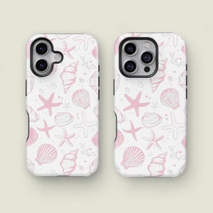 Könnte beinhalten: Zwei Handyhüllen mit einem weißen Hintergrund und einem sich wiederholenden Muster aus rosa Muscheln und Seesternen. Die Hüllen haben eine glänzende Oberfläche. Das Design ist ein Strand- oder Maritim-Thema.