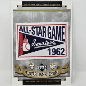 Könnte beinhalten: Eine gerahmte Baseballkarte aus der 2003 Upper Deck Patch Collection. Die Karte zeigt einen Patch mit dem Text "ALL-STAR GAME Senators 1962". Die Karte hat ein goldenes Banner mit der Aufschrift "ALLSTAR GAME HISTORY".