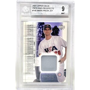 以下が含まれることがあります： 2001年Upper Deck Pros and Prospects Mark Prior JSYベースボールカード。Beckett社によるMint 9評価。Mark Prior選手の写真がCubsのユニフォーム姿でUSAロゴ入り。透明な保護ホルダーに入っています。