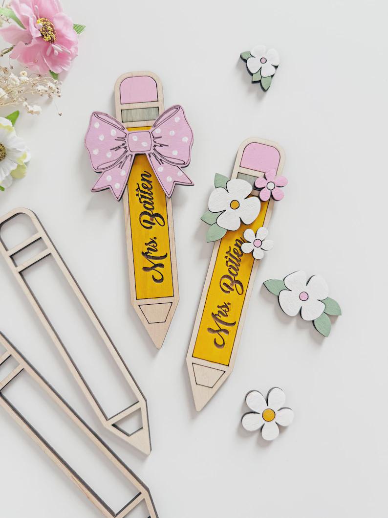 Personalized Teacher Pencil Gift with Flowers and Bow,Custom Wooden Teacher Name Sign Pencil Decor,Teacher Appreciation Gift