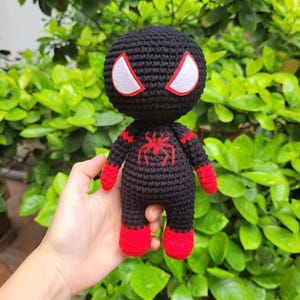 Miles Morales Spider-Man-haakpatroon – amigurumi-pdf, gehaakte Morales Spider-Man-pop – doe-het-zelf superheldenspeelgoed, miniheld haakwerk