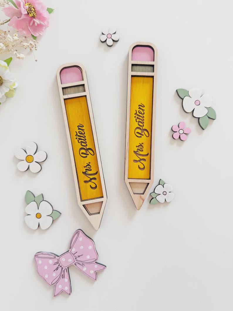 Personalized Teacher Pencil Gift with Flowers and Bow,Custom Wooden Teacher Name Sign Pencil Decor,Teacher Appreciation Gift
