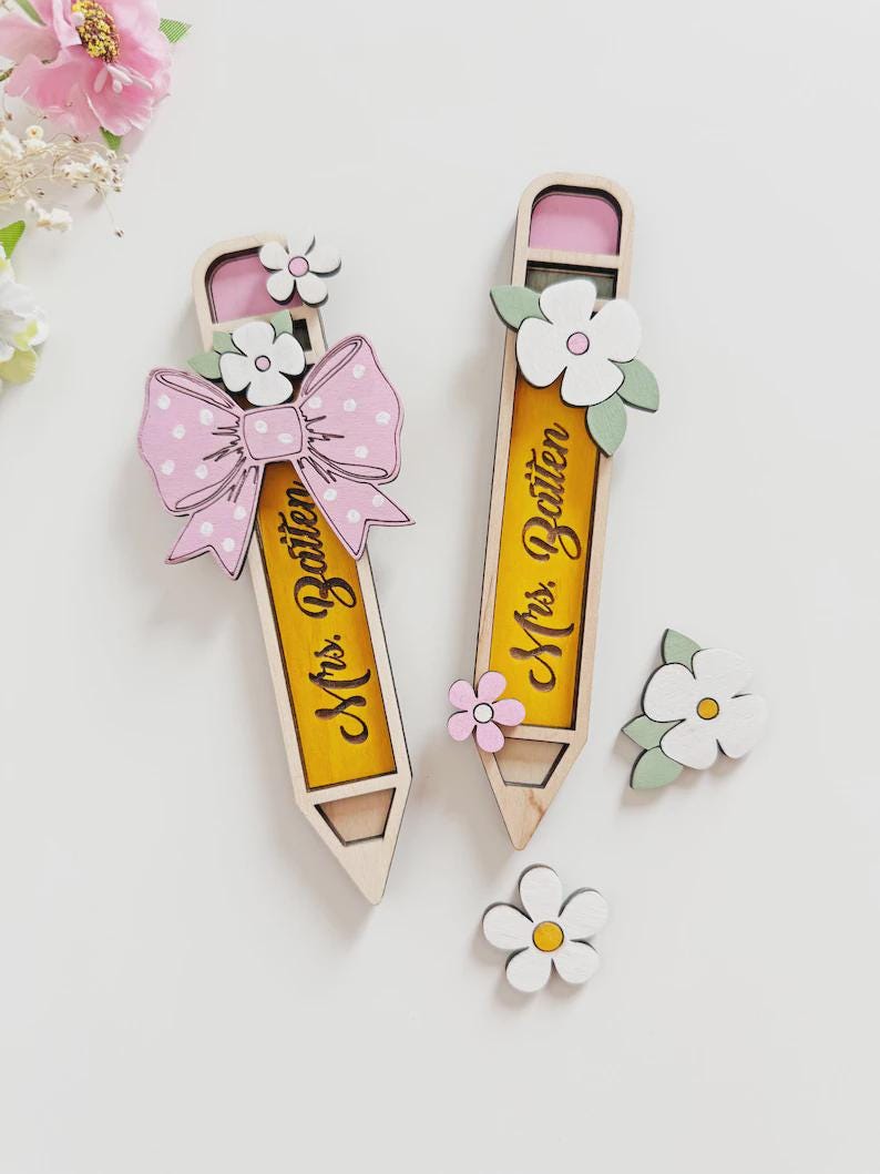 Personalized Teacher Pencil Gift with Flowers and Bow,Custom Wooden Teacher Name Sign Pencil Decor,Teacher Appreciation Gift