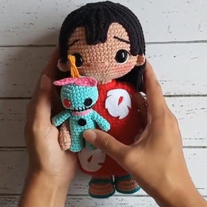 リロガールの編みぐるみ – かぎ針編み人形 PDF、かぎ針編みパターン – リロキャラクターのぬいぐるみのチュートリアル、かわいいリロの編みぐるみ – ハワイアンガールのかぎ針編み