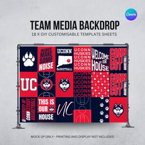 Può includere: Sfondo multimediale del team con un collage di quadrati rossi, bianchi e blu navy. Il design include testo come "Huskies", "UConn" e "Connecticut Basketball". Lo sfondo è supportato da un supporto in metallo.