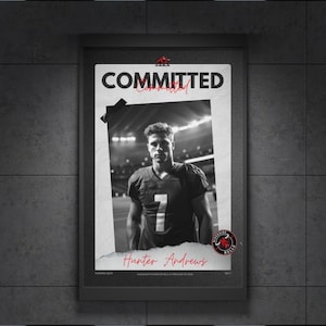 Puede incluir: Un póster enmarcado con una fotografía en blanco y negro de un jugador de fútbol americano con una camiseta con el número 7. El texto dice COMMITTED, Hunter Andrews y Riverside Bulls. Un pequeño logotipo de toro rojo es visible.