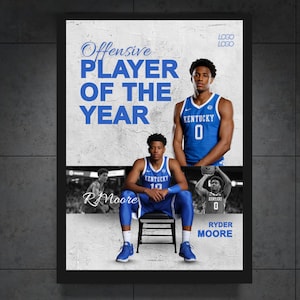 Könnte beinhalten: Gerahmtes Poster mit einem Basketballspieler in einem blau-weißen Kentucky-Trikot. Der Text "Offensive Player of the Year" ist in großen blauen Buchstaben dargestellt. Der Name "Ryder Moore" ist ebenfalls zu sehen.