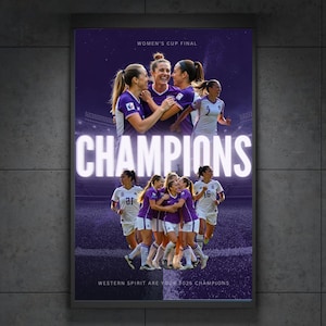 K&ouml;nnte beinhalten: Ein Poster, das den Sieg einer Frauenfu&szlig;ballmannschaft feiert. Das Wort "CHAMPIONS" ist in gro&szlig;en, leuchtenden wei&szlig;en Buchstaben dargestellt. Das Team tr&auml;gt lila und wei&szlig;e Uniformen. Der Text "WOMEN'S CUP FINAL" steht oben.