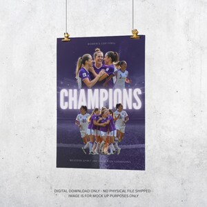 K&ouml;nnte beinhalten: Ein Poster, das den Sieg einer Fu&szlig;ballmannschaft feiert. Das Wort "CHAMPIONS" ist in gro&szlig;en wei&szlig;en Buchstaben zu sehen. Das Poster enth&auml;lt den Text "WOMEN'S CUP FINAL" und "WESTERN SPIRIT ARC 2020 CHAMPIONS".