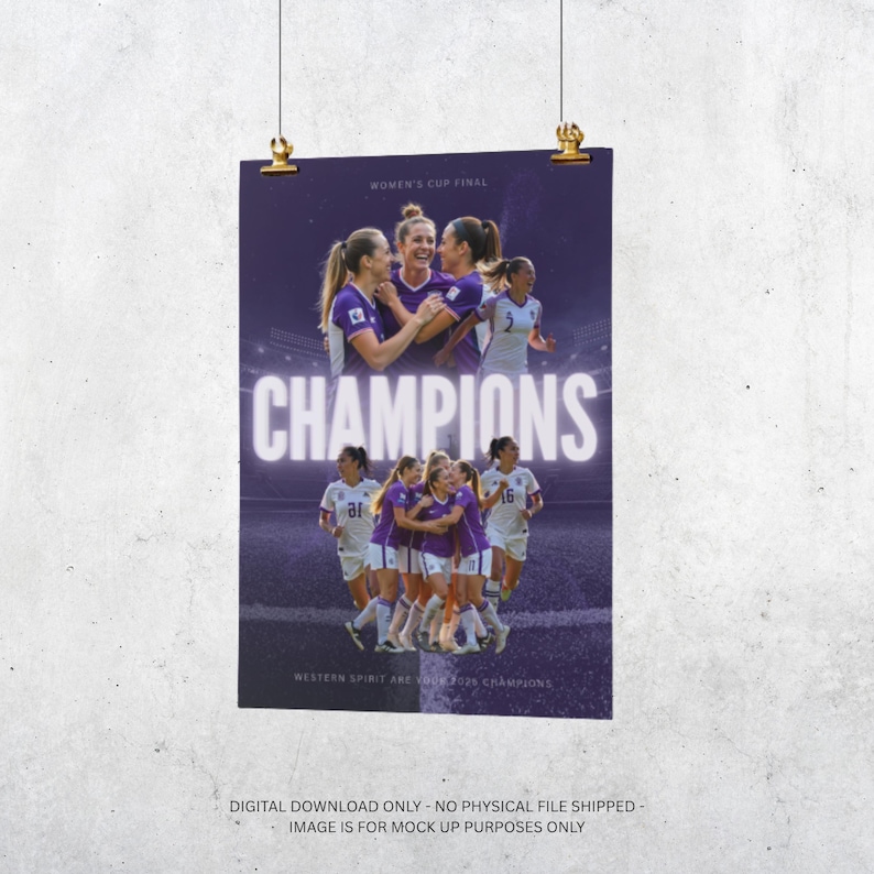 K&ouml;nnte beinhalten: Ein Poster, das den Sieg einer Fu&szlig;ballmannschaft feiert. Das Wort "CHAMPIONS" ist in gro&szlig;en wei&szlig;en Buchstaben zu sehen. Das Poster enth&auml;lt den Text "WOMEN'S CUP FINAL" und "WESTERN SPIRIT ARC 2020 CHAMPIONS".
