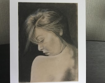 Dibujo de mujer al carboncillo con soporte blanco mate, 35,5 x 28 cm