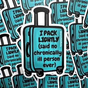 Peut inclure: Plusieurs autocollants en forme de valise turquoise avec le texte "I pack lightly (said no chronically ill person ever)". Les autocollants ont un contour noir et une bordure blanche, sur fond blanc.