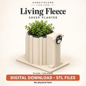 Pode incluir: Um vaso bege em forma de ovelha com corpo cilíndrico e uma pequena cabeça com rosto preto e olhos brancos. O vaso contém uma planta verde e assenta numa base retangular. Texto: HANDYTECHNO FARM CREW Living Fleece SHEEP PLANTER.