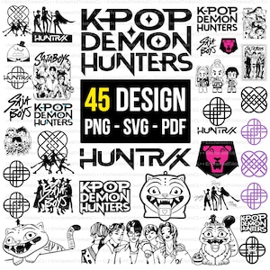 Puede incluir: Una colección de diseños en blanco y negro con temática K-Pop, que incluye texto que dice "K-Pop Demon Hunters", "Saja Boys" y "Huntrax". La imagen también presenta ilustraciones de personajes de dibujos animados y gráficos estilizados. También se incluye el texto "45 DESIGN PNG - SVG - PDF".
