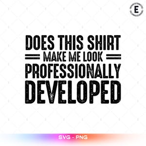 Könnte beinhalten: Ein schwarzes Grafikdesign auf weißem Hintergrund mit dem Text DOES THIS SHIRT MAKE ME LOOK PROFESSIONALLY DEVELOPED in einer fetten, abgenutzten serifenlosen Schrift. Der Text ist in vier Zeilen angeordnet, wobei die zweite Zeile von zwei horizontalen Linien flankiert wird.