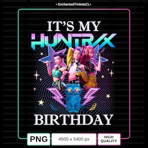 Puede incluir: Gráfico digital con el texto "IT'S MY HUNTRX BIRTHDAY" y tres figuras femeninas estilizadas con micrófonos. También aparece un gato de dibujos animados azul. La imagen está sobre un fondo negro con estrellas y rayos.