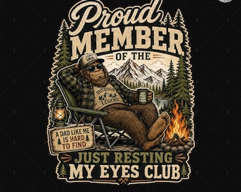 Pode incluir: Gráfico com um personagem Bigfoot relaxando em uma cadeira de acampamento, usando óculos de sol e um chapéu. O texto diz "Proud Member of the Just Resting My Eyes Club". Uma fogueira, uma lanterna e uma cena de montanha também são retratadas.