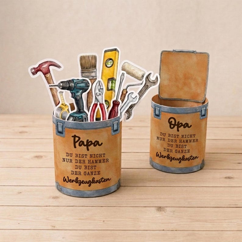 Pode incluir: Duas caixas de ferramentas decorativas com as palavras "Papa" e "Opa" impressas. A caixa de ferramentas Papa &eacute; preenchida com recortes de ferramentas, incluindo um martelo, uma furadeira e uma chave. A caixa de ferramentas Opa est&aacute; aberta e vazia.