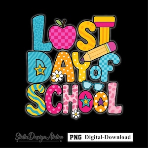Pu&ograve; includere: Grafica colorata su sfondo nero con la scritta "Last Day of School". Il design include una mela, una matita, occhiali da sole e stelle, il tutto in vari font e motivi. Sono presenti anche le parole "PNG Digital-Download".