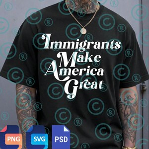 Può includere: T-shirt nero con la scritta bianca "Immigrants Make America Great". Il design include icone di file PNG, SVG e PSD. È visibile una catena d'oro. Un capo d'abbigliamento casual.