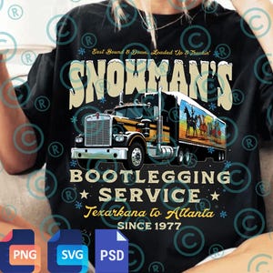 Può includere: T-shirt nero con grafica di un camion e la scritta "SNOWMAN'S BOOTLEGGING SERVICE Texarkana to Atlanta SINCE 1977". Il camion ha un murale colorato sul rimorchio.