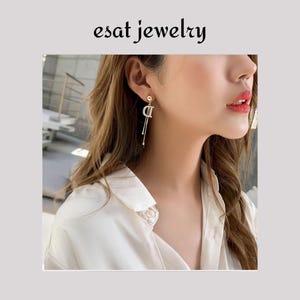 Elegantes pendientes largos con borlas y letra D de cristal, joyería moderna de color dorado para mujer.