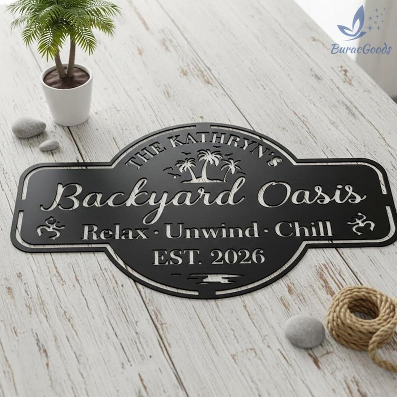 Puede incluir: Letrero de metal negro con el texto "The Kathryn's Backyard Oasis" y las palabras "Relax, Unwind, Chill" debajo. El letrero tambi&eacute;n incluye el a&ntilde;o "EST. 2026". El letrero tiene un borde decorativo y siluetas de palmeras.