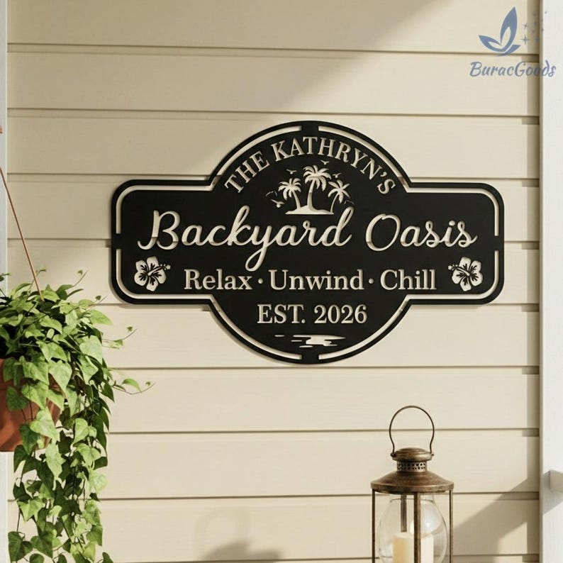 Puede incluir: Letrero de metal negro con la inscripci&oacute;n blanca "The Kathryn's Backyard Oasis". El letrero incluye palmeras y flores, con las palabras "Relax, Unwind, Chill" y "EST. 2026".