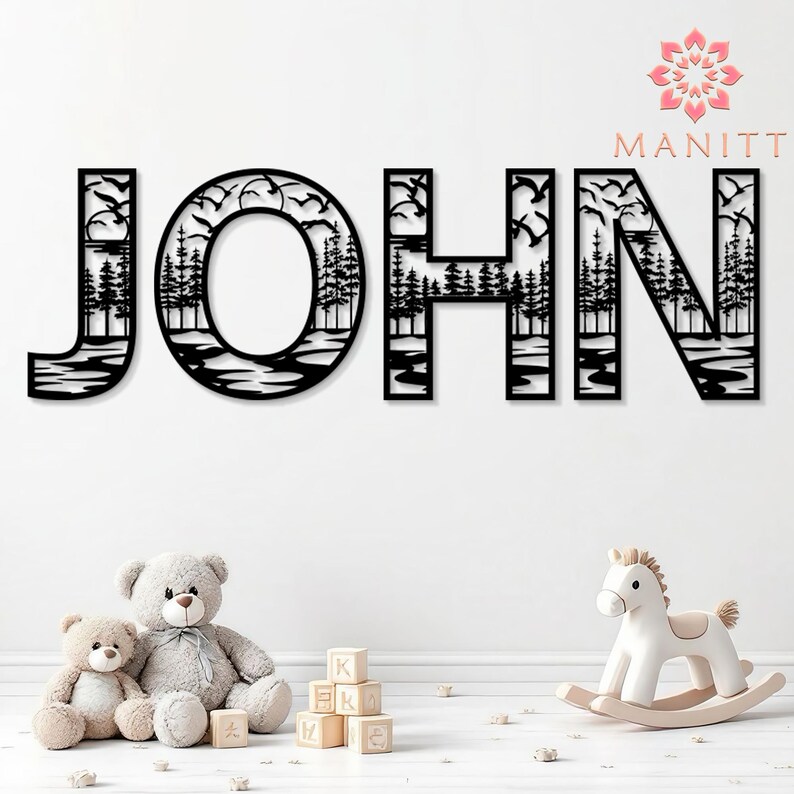 Pode incluir: Arte de parede em metal preto com a palavra "JOHN" com um design de cena da natureza. As letras apresentam uma paisagem com &aacute;rvores, &aacute;gua e p&aacute;ssaros voando. A imagem inclui um urso de pel&uacute;cia, um urso de pel&uacute;cia menor, blocos de madeira e um cavalo de balan&ccedil;o.