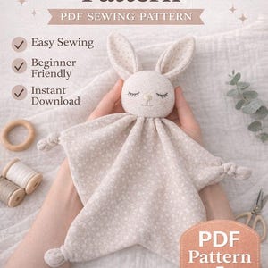 Può includere: Un coniglietto beige con un motivo floreale. L'immagine include il testo "Bunny Lovey Pattern" e "PDF Sewing Pattern". Ulteriore testo indica che il modello è facile, adatto ai principianti e scaricabile immediatamente.