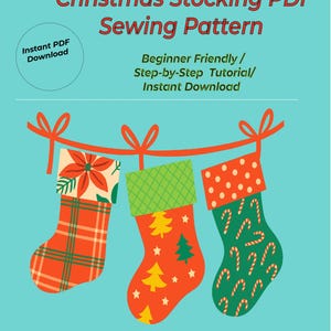 Peut inclure: Graphique turquoise avec trois bas de Noël décorés de motifs variés, suspendus à une ficelle avec des nœuds rouges. Le texte indique "Christmas Stocking PDF Sewing Pattern" et "Instant PDF Download".