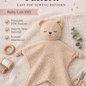 Può includere: Un modello di copertina orsetto beige con il testo "Teddy Lovey Pattern" e "Baby Gift DIY". Il modello include un tutorial passo passo ed è adatto ai principianti. Sono visibili anche un anello di legno, rocchetti di filo e forbici.