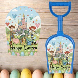 Può includere: Una paletta giocattolo di plastica blu e un ritaglio decorativo a forma di uovo di Pasqua abbinato con personaggi di un popolare film d'animazione. La paletta e il ritaglio hanno uno sfondo di cielo azzurro con un castello e la scritta "Happy Easter".