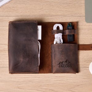 Personlig läderkabelorganisatör, handgjord reseväska för teknik, laddare, sladdorganisatör, anpassat teknikfodral, present till resenärer, prylälskare